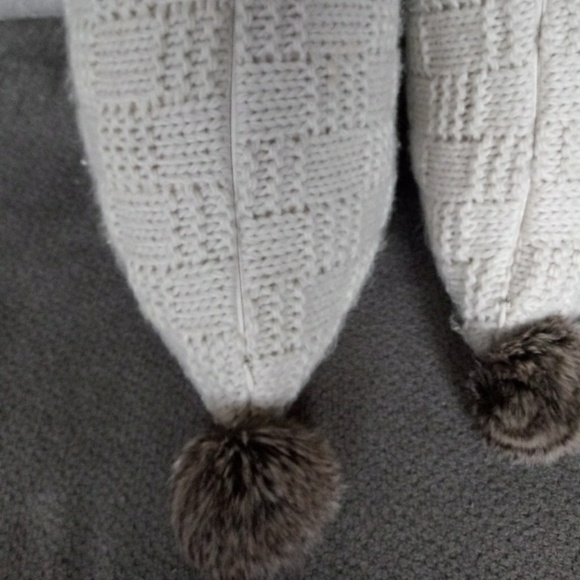 Pillows - Picture 5 of 6